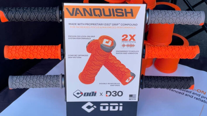 Poignées ODI Vanquish V2.1 Verrouillables – Graphite/Gris – Neuves Sous Blister